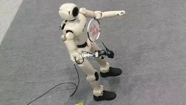 起猛了，广交会上机器人都会打羽毛球了