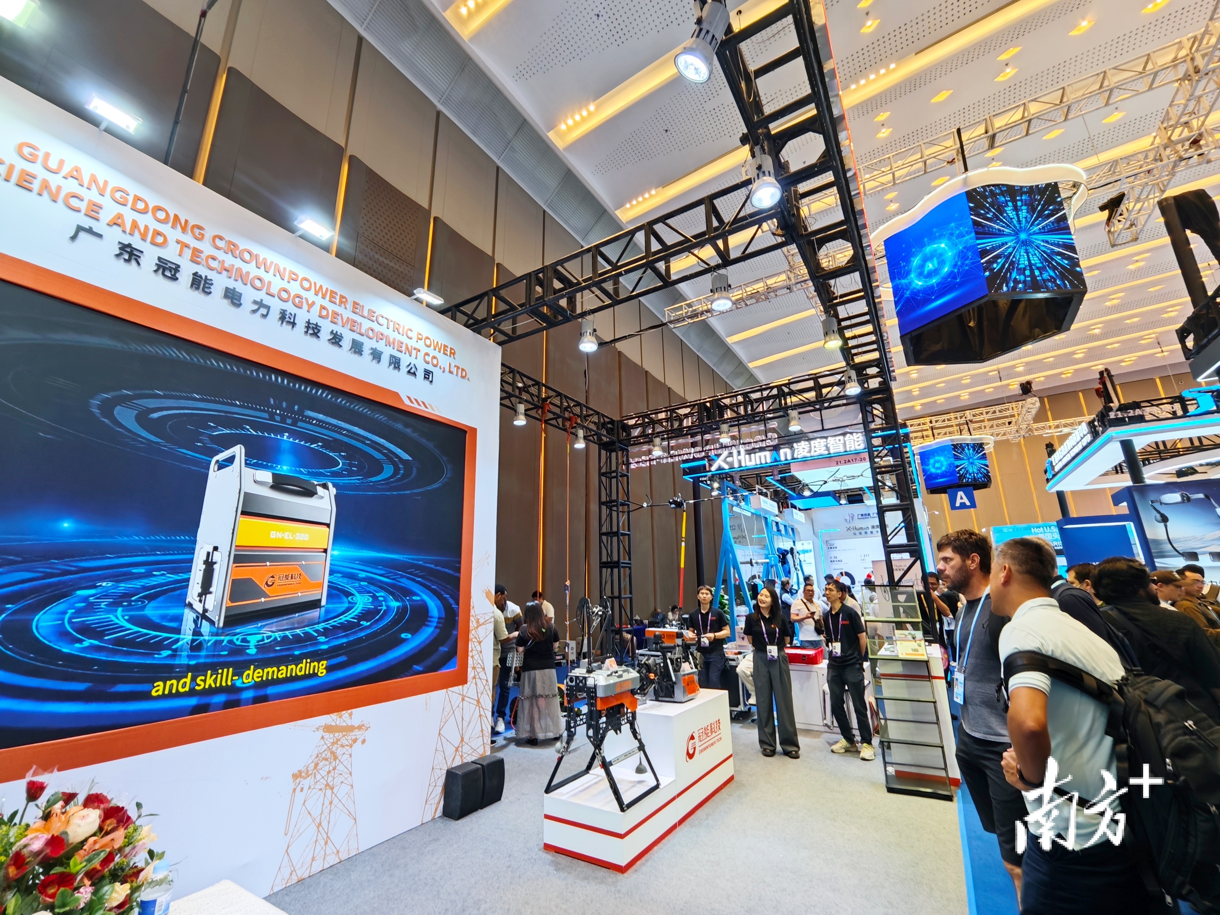 海外客商在南海企业展位前驻足观看。熊程 摄