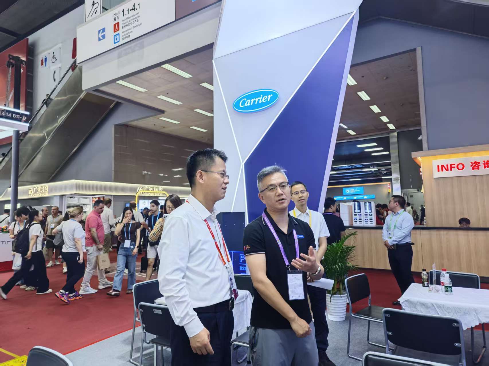 南海区委书记王勇（左）带队前往广交会现场走访企业。熊程 摄