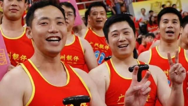 “最高身价”拉拉队现身粤BA，猎德龙舟队领队：龙舟和粤BA都代表团队精神
