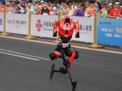 机器人跑赢半马，东莞制造跑向未来