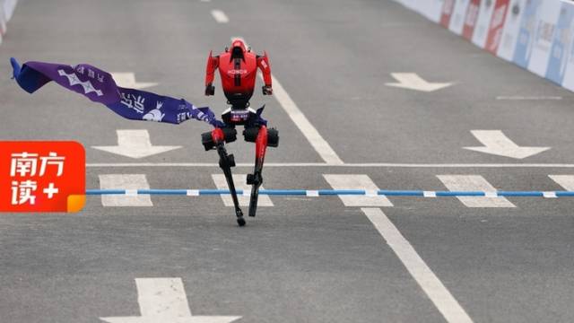 从“翻车”到超越人类半马纪录！人形机器人这一年都经历了什么？
