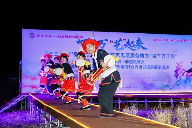 在全省成立首个村级文联的清远牛路水村，村支书、网格员、村干部带头表演瑶族T台秀。总汇演现场，他们将迈着自信的步伐向观众展示乡村振兴的生动图景。