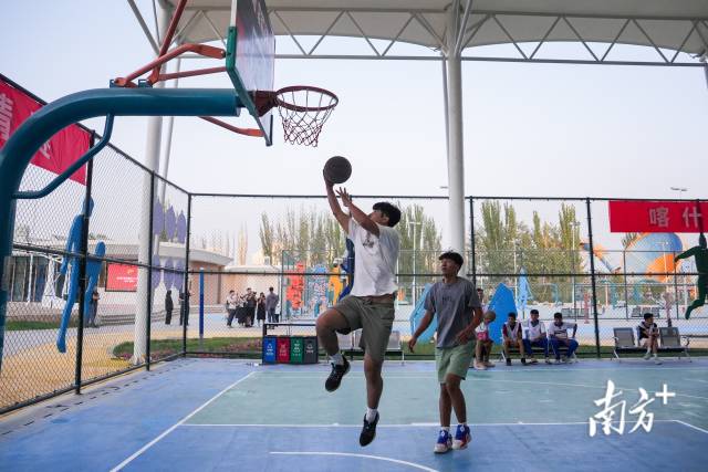 喀什篮球公园。张令 摄