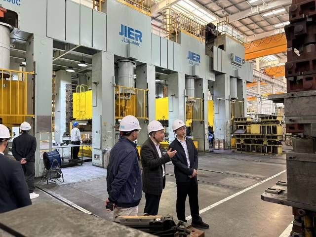 清远农商银行行长潘登到广清产业园广东宏辉智造科技有限公司开展金融调研。