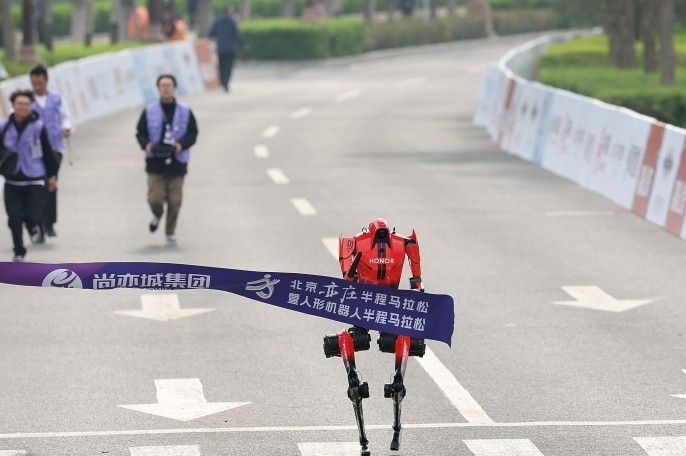 中国机器人的闪电进化论：产业大协作何以塑造“成功时刻”