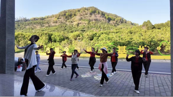 张艳媚带领舞蹈编导老师们指导南福村村民进行排练。