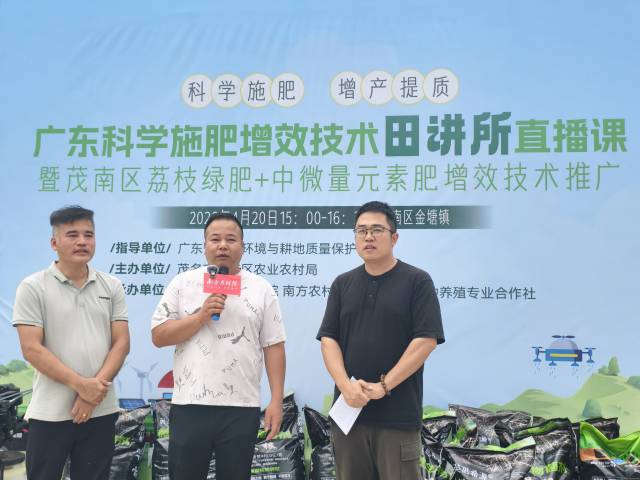 洪山村委副主任、种植户 李伟荣（左2）