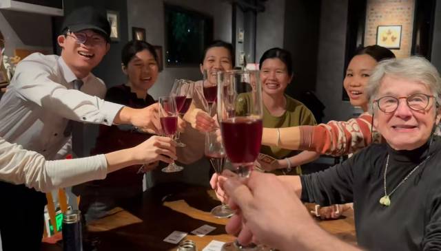 戴伟及家人经常与餐厅员工一起聚餐。