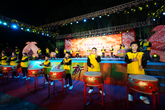 南福村“粤美村晚”活动当晚，从十多岁少年到五十多岁长者一起组成的村民锣鼓队精彩亮相。