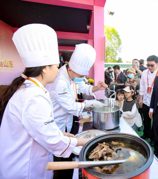 “粤菜师傅”带来现场美食盛宴。