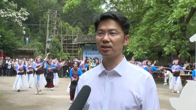 黔西南州政府党组成员、副秘书长，粤黔协作工作队黔西南工作组组长谭冠军在活动现场接受媒体采访。