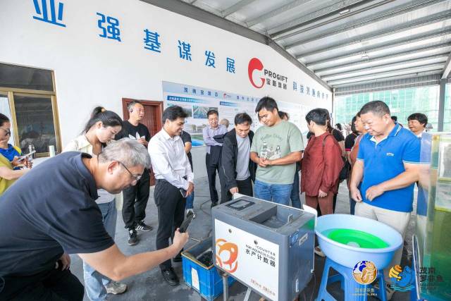 采购商在参观体验水产计数器。