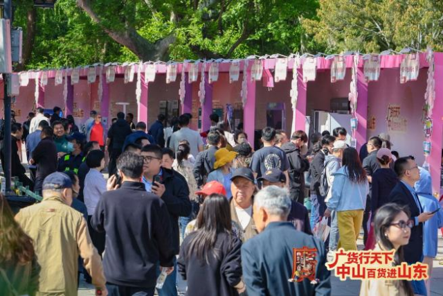 活动现场人流如织。
