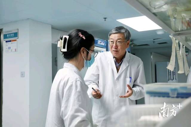 实验室内，王嵬教授和学生开展相关研究。蔡沚彦 摄 