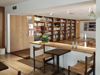 茂名滨海新区西葛驿站举办开放式读书活动，迎接首个全民阅读活动周