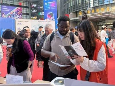 跨国赶场进行时：广交会全球客商涌入华强北
