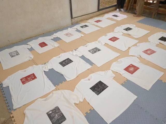 工作坊上，孩子和家长从起稿、刻板到拓印，最终印制成一件木刻版画T恤。（受访者供图）