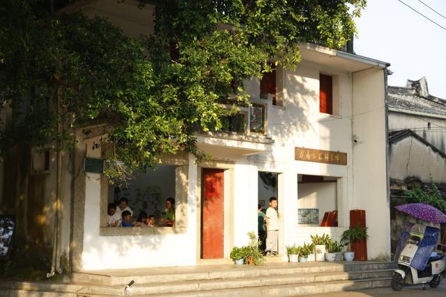 回头看这座溪南公益图书馆，创始人小竹觉得，“它是饱满的、丰富的、动态的，是有积淀的”。（李思乐 摄）