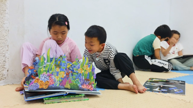 图书馆里的立体书深受孩子们欢迎。（李思乐 摄）