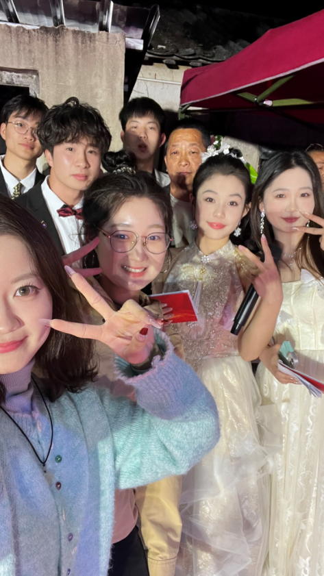 卢思琪（左1）与弟弟妹妹共同策划了今年的西都村村晚。