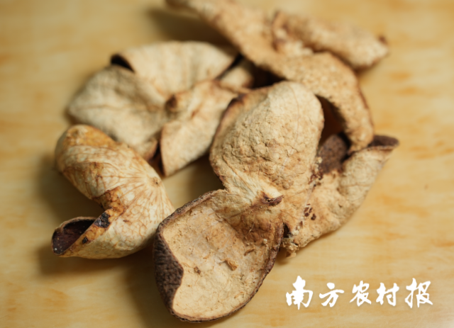 记者从京东购买的“福东顺”20年陈皮产品，316元/斤，表皮深黑，没有药香。