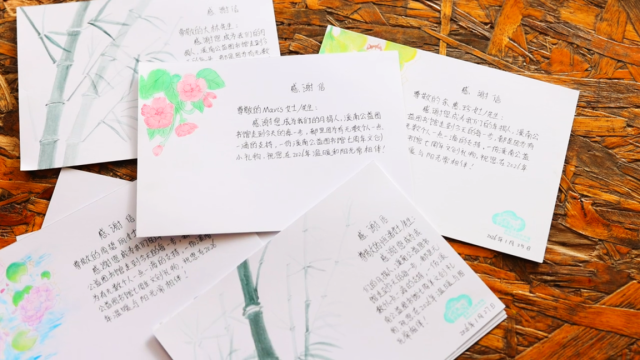 阿南、阿英和志愿者们为捐赠人手绘感谢信。（李思乐 摄）