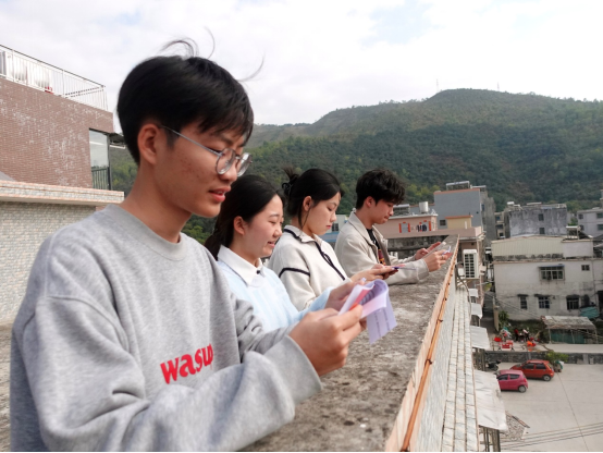 卢思琪的弟弟妹妹们一起排练。