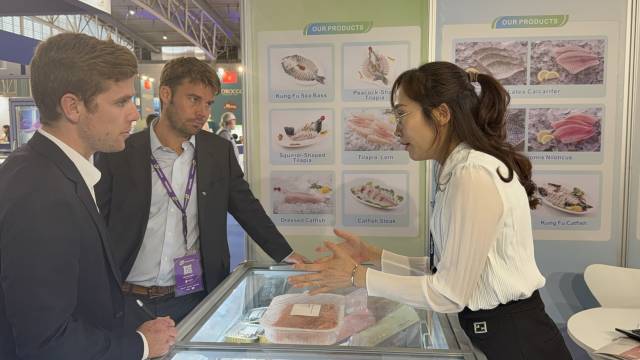 欧洲采购商在肇庆高要水产企业展位前了解“高桂大虾”。