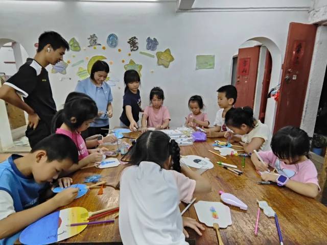 图书馆的“姐妹茶话会”，让妈妈们暂时放下家务，坐下来聊聊天，和孩子们画扇子。（受访者供图）