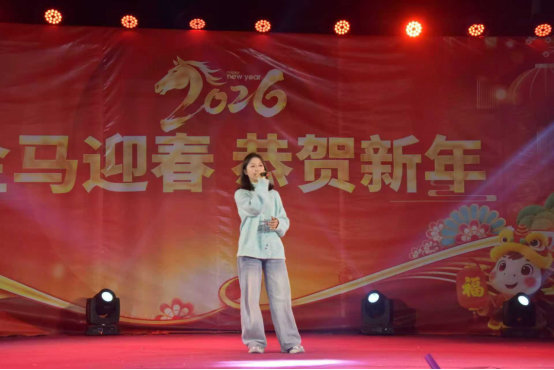 卢思琪在舞台演唱。