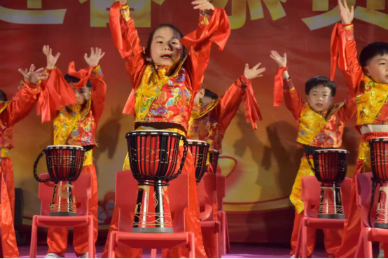 西都村村晚舞台现场。