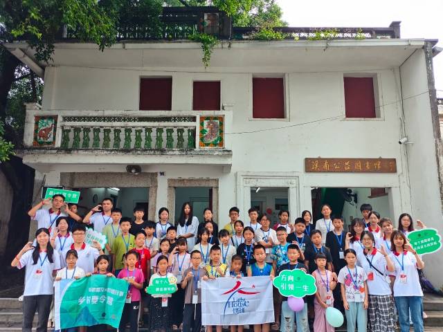 “一批孩子长大了，来得少了，但新的孩子又来。”小竹认为，图书馆如同树一般，长叶、落叶，四季循环，始终生长。（受访者供图）