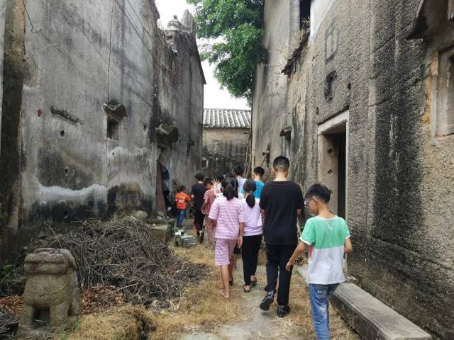 孩子们随着“探寻古村”工作坊探索身边的世界。（受访者供图）