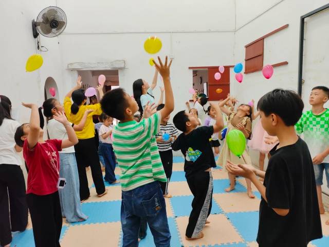 小朋友们在图书馆里做游戏。（受访者供图）