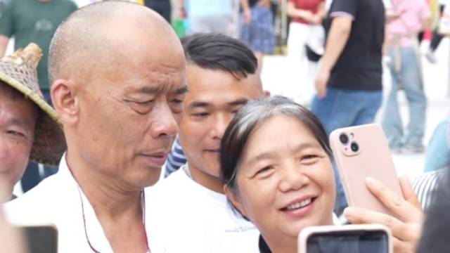 “五一”走起！长假临近莫氏鸡煲火爆依旧，超市送来公益物资