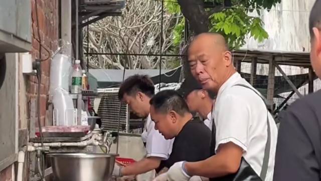 国台办评“莫氏鸡煲”老板与台湾食客同框：两岸一家亲的生动缩影