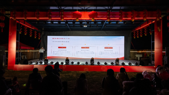 邹瑞文现场向乡亲们汇报六甲洞村未来五年的发展蓝图。