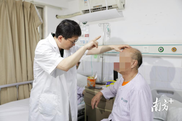 焦勇钢主任给黎先生进行神经系统查体。 