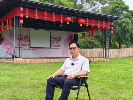 邹瑞文在当时村晚的举办场地接受采访。