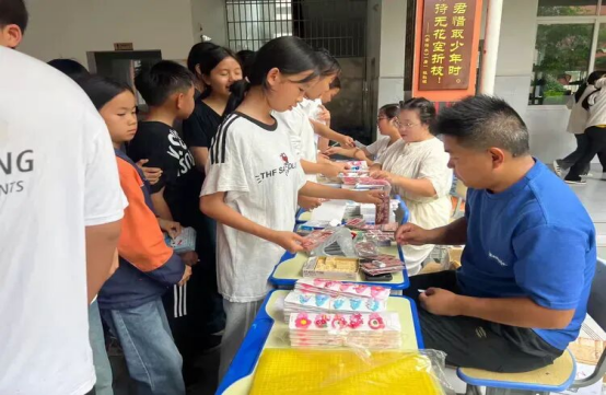 隆林罗湖小学“自强银行道德行铺兑换活动”。