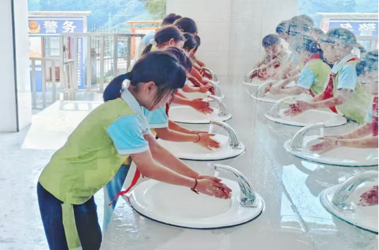 隆林乡镇小学洗浴设施改造后效果。