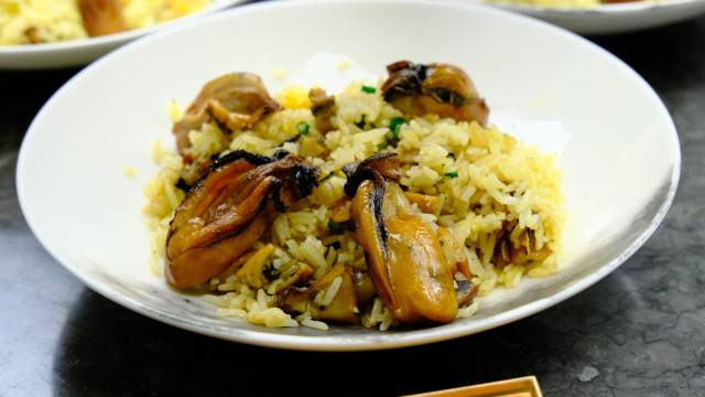 咸酸菜酱炒小江金蚝丝苗米煲仔饭