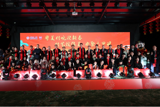 2月11日，南方小年之夜，清远市清新区浸潭镇六甲洞村的七十三家房客露营广场，以“粤美村晚迎新春——村艺绽绿美，欢聚六甲洞”为主题的2026年浸潭镇六甲洞村第二届迎春村晚盛大上演。