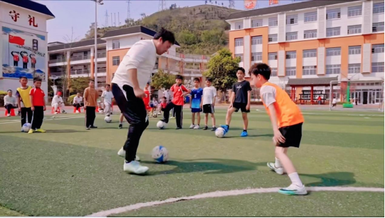 张宇带隆林孩子们训练中