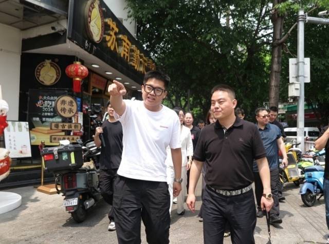 考察团走进苏南勤记实地调研。