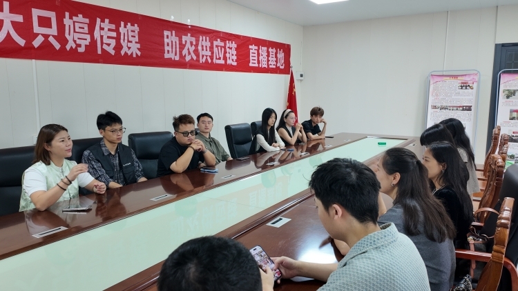 荔枝村开课学“龙虾”，圣女果村候在门口“抢”老师