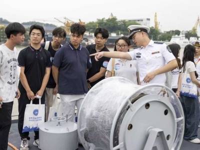 零距离“遇舰”！100余名港澳青少年走进海军军营