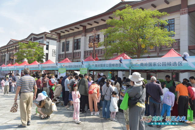 科普展位前人头攒动  