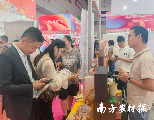 “广东三宝”展位品饮、咨询、交流十分火热。